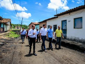 Rui Palmeira vistoria obras de pavimentação na Chã da Jaqueira