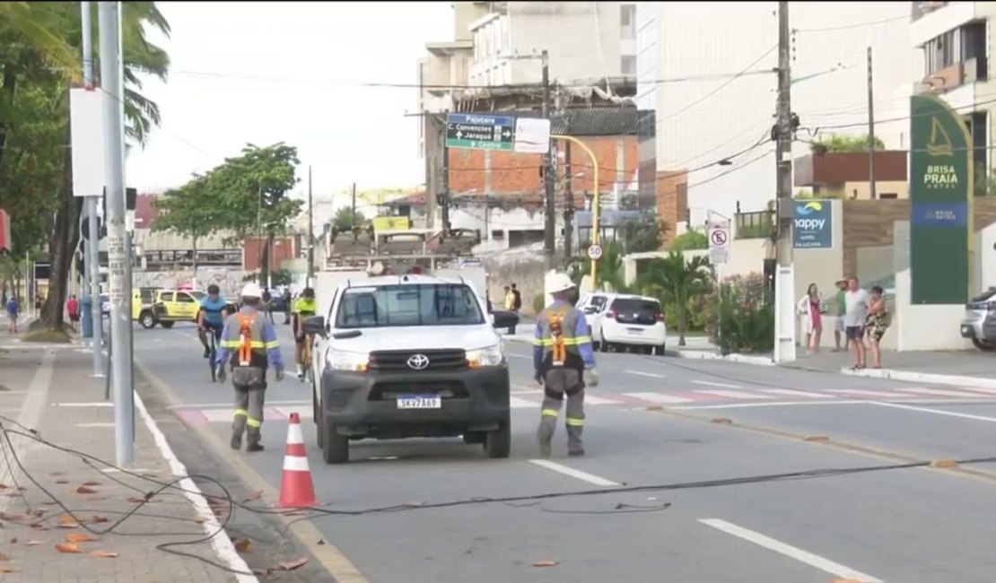 Queda de fiação elétrica deixa avenida interditada na orla da Pajuçara
