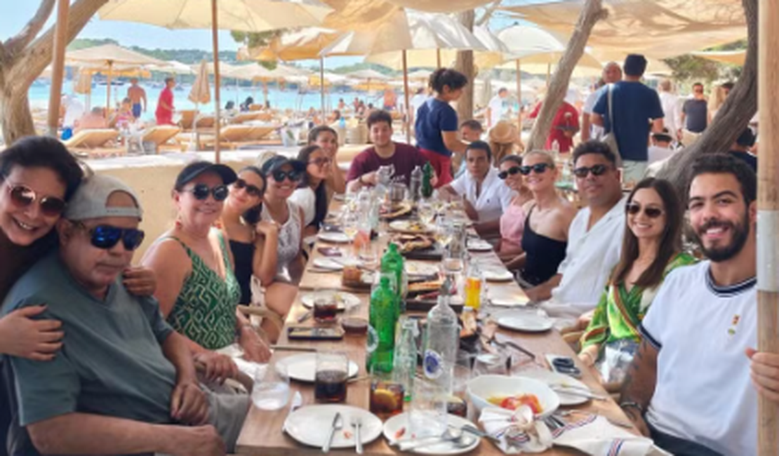 Ronaldo Fenômeno reúne pais, esposa, os quatro filhos e nora em Ibiza