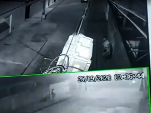 Câmeras flagram mulheres invadindo casas no Benedito Bentes