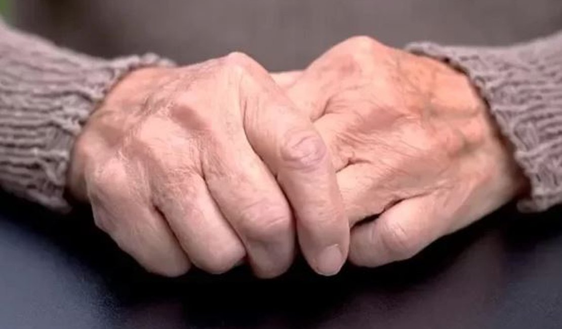 Família interdita idoso de 84 anos que deu R$ 190 mil à namorada de 34