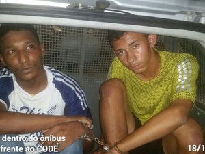 Passageiros são detidos com arma de fogo dentro de coletivo em Maceió