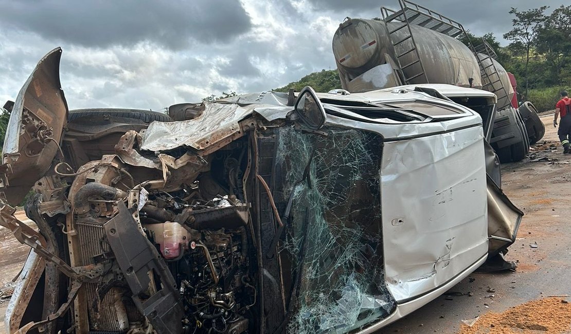 Colisão entre três carros e carreta causa ﻿derramamento de óleo em Teotônio Vilela