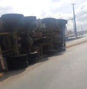 Caçamba cheia de entulho tomba em curva na AL-110 em Arapiraca