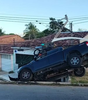 Condutor cochila e caminhonete colide contra poste em Marechal Deodoro