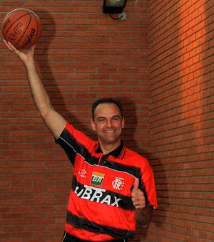 Flamengo aposenta camisa 14 do basquete em homenagem a Oscar Schmidt