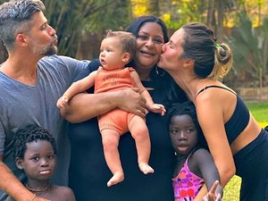 Ewbank e Gagliasso celebram aniversário da babá dos filhos