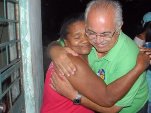 Rogério e Fabiana participam de caminhada pelas ruas do Olho D'Água dos Cazuzinhas