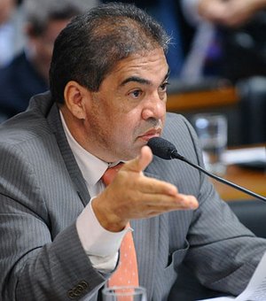 [Vídeo] Chapa dentária de senador cai durante comissão em Brasília