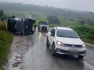 Carreta transportando sucata tomba em São Miguel dos Campos