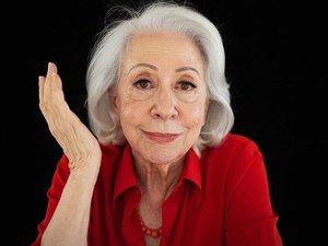 Aos 94 anos, Fernanda Montenegro reflete sobre continuar ativa: “Vão me aguentar”