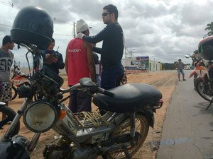Sem capacete, motociclista sofre ferimento na cabeça durante acidente