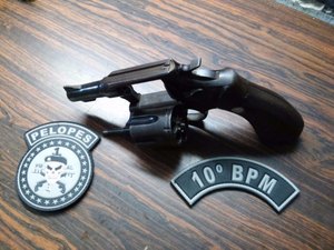 Jovem é preso com arma de fogo em Palmeiras dos Índios