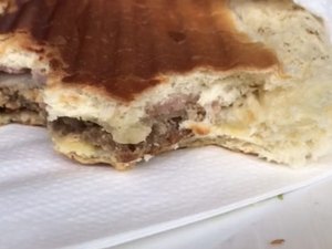 [Vídeo] Estudante encontra larvas em sanduíche de faculdade particular 