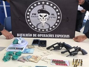 Após cumprimento de mandado, Bope aprende armas e dinheiro na Chã do Bebedouro