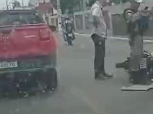 Acidente entre carro de empresa de telecomunicações e moto deixa ferido em Arapiraca