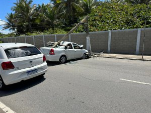 Colisão de carro em poste deixa vítima ferida no Pontal