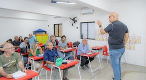 Idosos superam desafios e voltam à escola para aprender um novo idioma