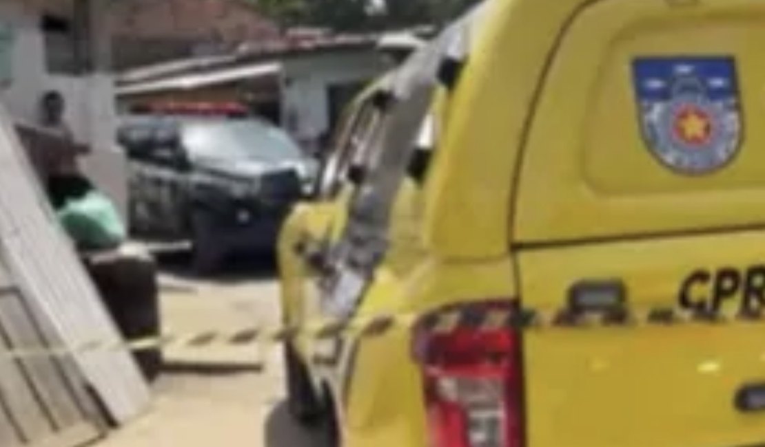 Jovem de 20 anos é morto a tiros em frente de casa na Grota da Moenda