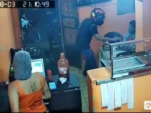 [Vídeo] Homem armado assalta lanchonete no Bom Parto, em Maceió