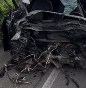 Mulher morre ao ser arremessada de veículo em colisão com caminhão em Delmiro Gouveia