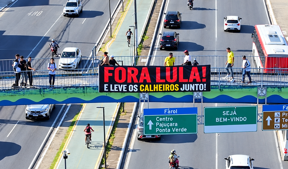 Vereador bolsonarista estende faixa contra Lula e Calheiros em Maceió