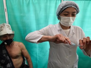 País asiático perde mil vacinas contra a Covid-19 após refrigerador ser desligado para carregar celular