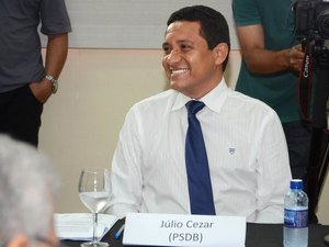 Júlio Cezar se compromete a erradicar analfabetismo