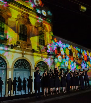 Projeção mapeada no convento e canto coral encantam público no Penedo Luz
