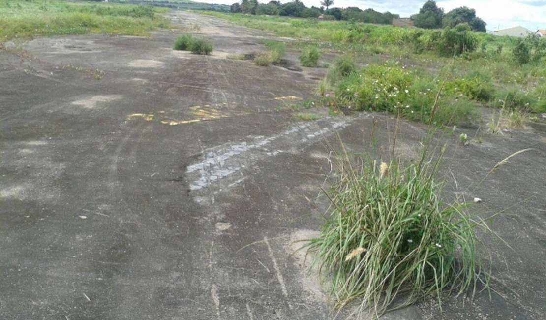 Em Arapiraca, mato e a falta de iluminação são o retrato real do abandono no aeroporto