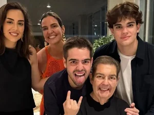 Faustão comemora o Natal e sorri em clique raro com o filho