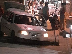 Carro cai em cratera enquanto realiza manobra no Conjunto Adélia Lira