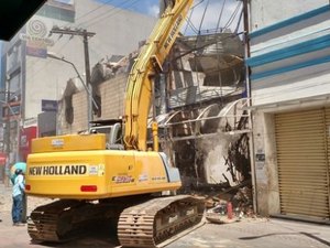 Loja atingida por incêndio é demolida em Maceió