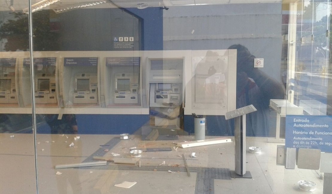 Bandidos explodem caixa eletrônico de agência da CEF em Arapiraca