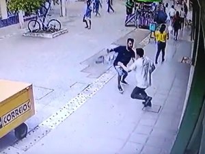 Vídeo mostra momento em que homem é esfaqueado no Centro de Maceió