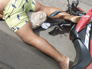 Motociclista fica gravemente ferido após colidir contra ônibus no bairro Canafístula