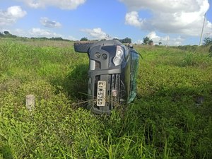 Motorista perde o controle de carro e acaba capotando em trecho da AL-115, em Arapiraca