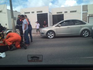 Colisão entre carro e moto deixa uma pessoa ferida na Via Expressa