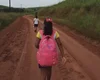 Mulher caminha 5 km com criança de colo e duas meninas por falta de transporte da Prefeitura de Campestre