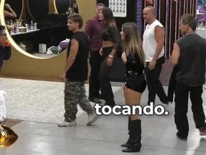 Brother atende Big Fone nu após sair do banheiro: “Cagando e andando”