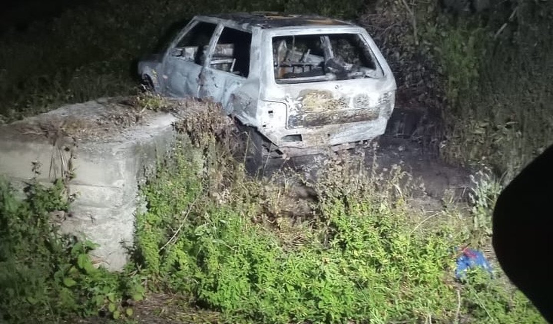 Dois corpos carbonizados são encontrados dentro de veículo incendiado em Marechal Deodoro