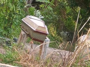 Caixão abandonado em estrada de Coqueiro Seco está vazio