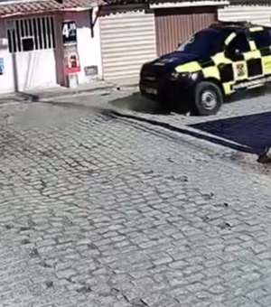 Perseguição da SMTT quase atinge homem com bebê no colo; veja vídeo