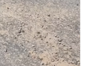 [Vídeo] Morador denuncia pregos espalhados em via que dá acesso à AL-220