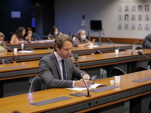 Comissão aprova texto de Pedro Vilela que garante exame emergencial para revalidar diplomas de médicos