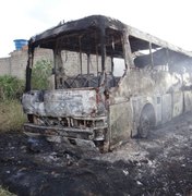 Moradores ateiam fogo em terreno baldio e chamas atingem ônibus estacionado