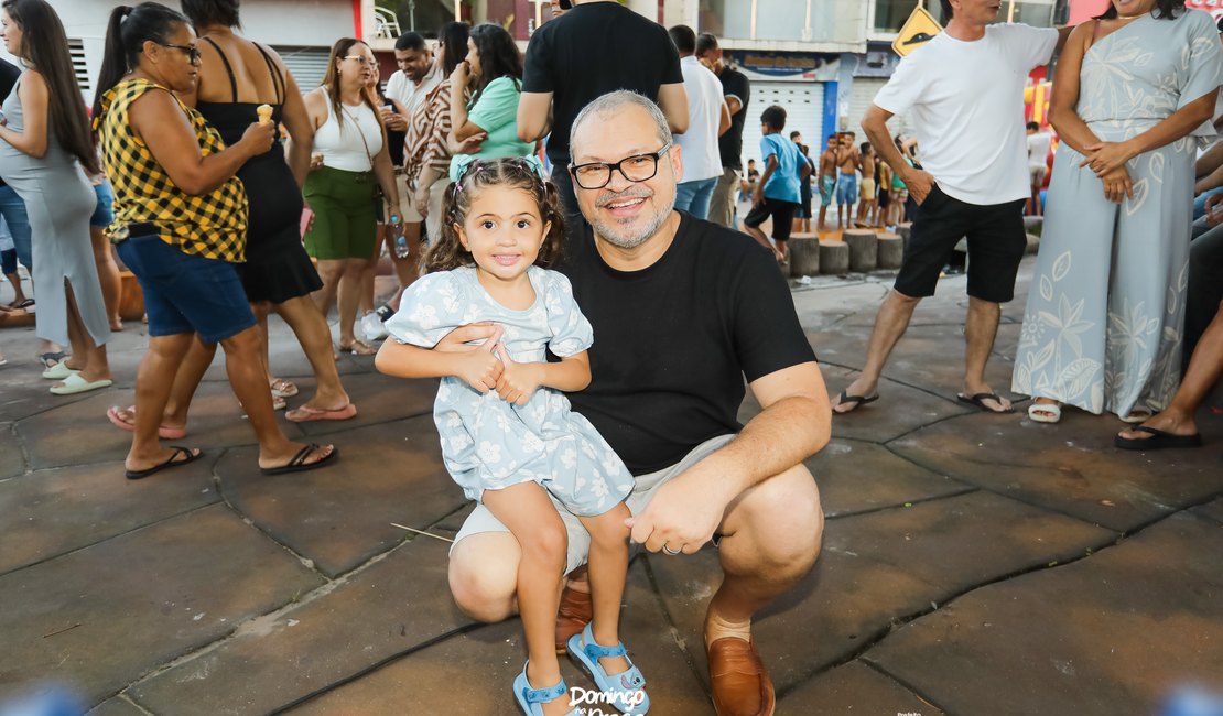 Domingo na Praça estreia com sucesso e promete virar tradição em Feira Grande