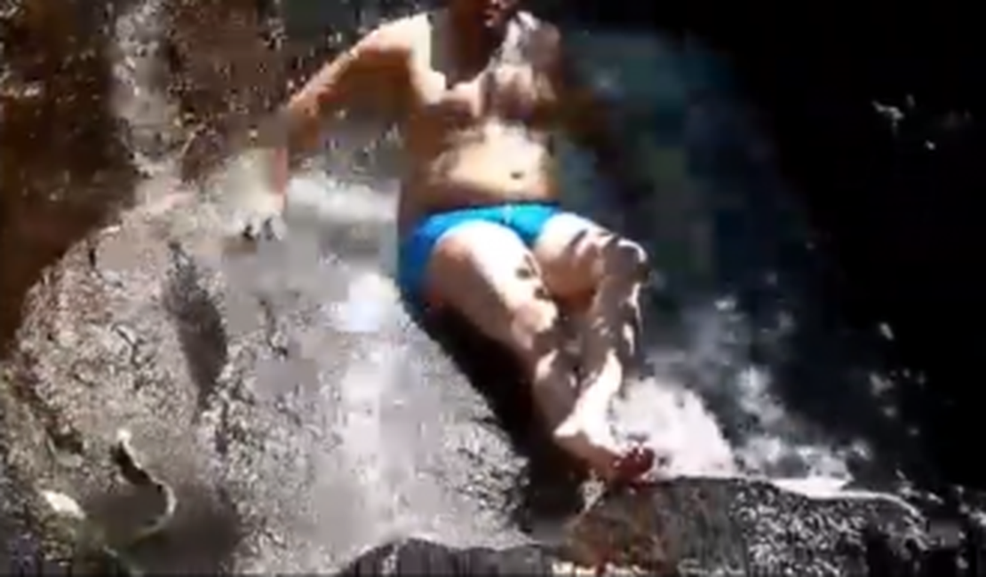Vídeo de cobra em cachoeira viraliza na internet; veja imagens