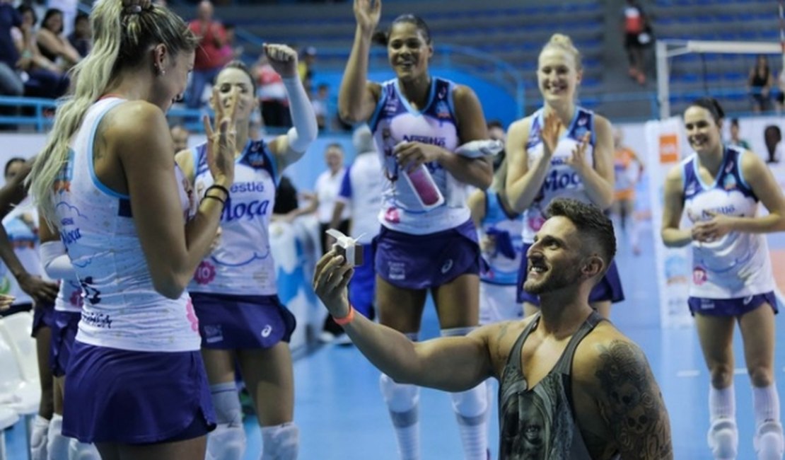 Bicampeã olímpica Thaisa é pedida em casamento em quadra