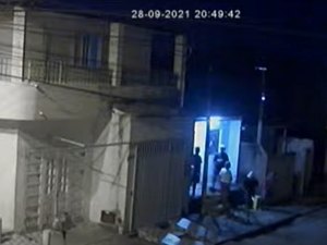 Câmeras de segurança flagram assalto a moradores do jacintinho